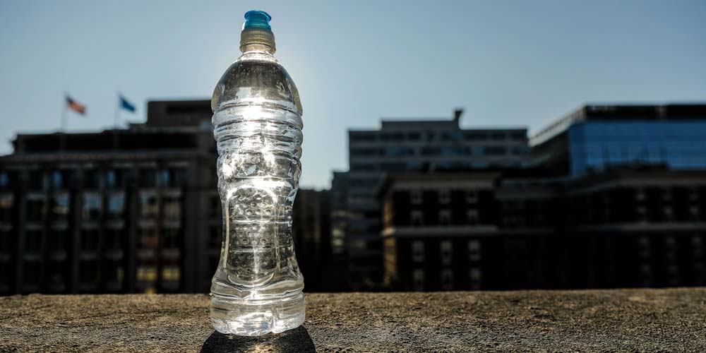 Сонячне світло перетворює пластикові пляшки з водою на небезпечні для здоров'я, - дослідження